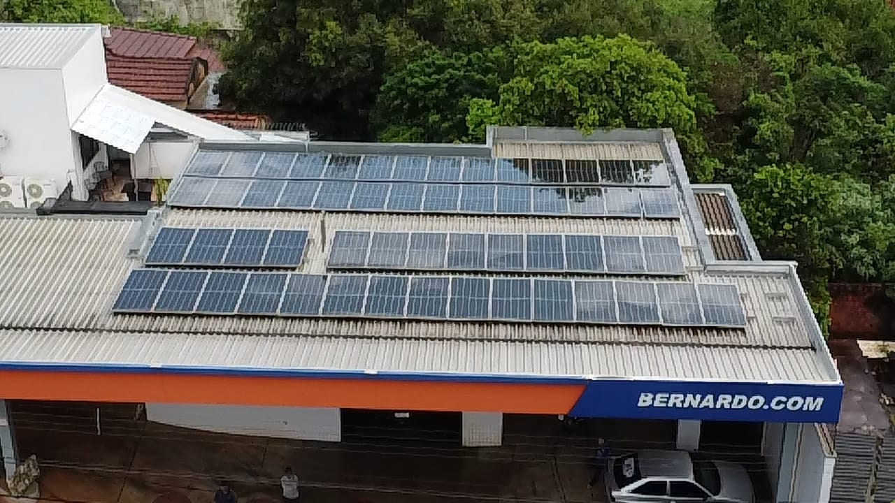 Detalhe de placas solares em cobertura comercial
