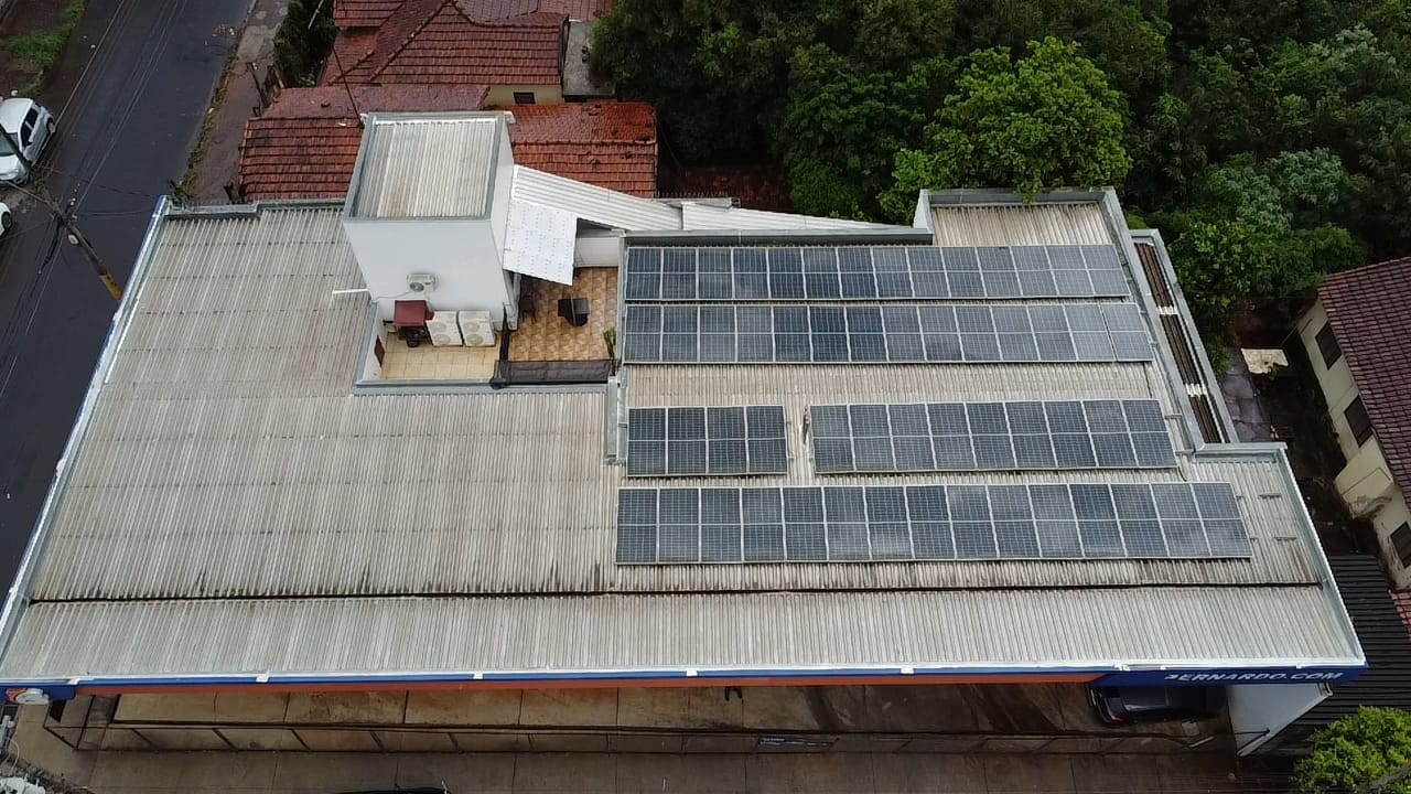 Vista aérea de instalação solar comercial